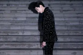 王源身着黑色西装，酷劲十足图片