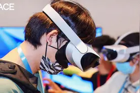 能插5G卡的VR头显！裸手操作XRSPACE一体机，在虚拟世界中“捏”个自己图片