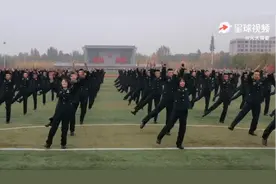 你笑起来真好看！火箭军200名东风快递员合跳视频封面