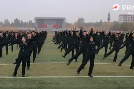 你笑起来真好看！火箭军200名东风快递员合跳视频封面