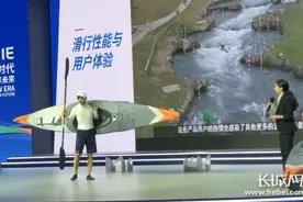 全球首发 迪卡侬行李背包变身充气皮划艇图片