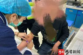 疯狂！一只手开车，另一手抱着婴儿，一查竟然是醉驾图片