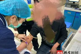 疯狂！一只手开车，另一手抱着婴儿，一查竟然是醉驾图片