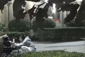 女生为考研路灯下背书：备考后没心情爱美了视频封面