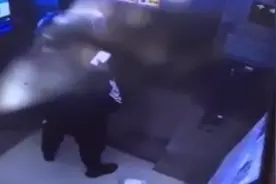 126秒 | 青岛一外卖小哥在电梯里小便 事后发短信道歉：成年人不该干这事视频封面