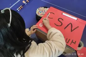 粗心父亲骑车接娃放学，半路女儿被颠掉竟不知，还好他们出现了……图片