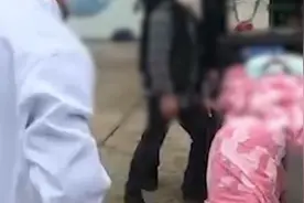 宜昌一男子被背进长江中，疑肺癌晚期进行浸泡治病视频封面