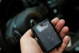 警惕！济宁一车主发现车上被人装了定位仪！警方：涉嫌侵犯隐私图片