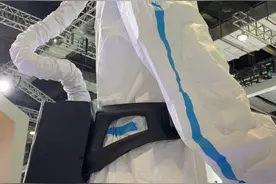 自带过滤的防护服亮相进博会：医护人员穿上它，面罩不会再起雾了图片