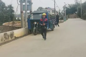 驾驶报废三轮车以拾荒为生，交警查处时动了恻隐之心……图片