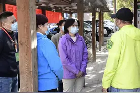 【领导干部接访下访】人民群众无小事 房山区委副书记、区长郭延红到长阳镇加州水郡社区接访下访图片