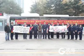 弯腰为老人系鞋带，这位温暖一车人的驾驶员今天获评“最美员工”了图片