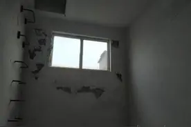 还建楼交房才10年，多户居民家墙体开裂，社区称将通知物业维修图片