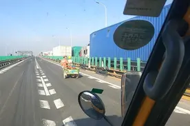 三轮车载着消防员在高速上一路狂奔！杭金衢高速上演暖心接力图片