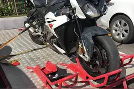 “让我最后一次骑下爱车吧，好舍不得”，他就这样骑走了已置换给别人的摩托车，再没回头图片