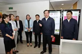 黄钦走访报业、广电集团，出席无锡市庆祝第21个中国记者节大会图片