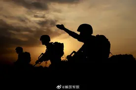 光影交错记录军人最美战斗姿态图片
