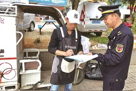 要紧哦！快递车不务正业变身“快餐车”占道卖盒饭图片