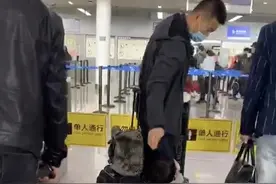 不要走！当兵爸爸将归队 被3岁儿子紧紧抱住小腿图片