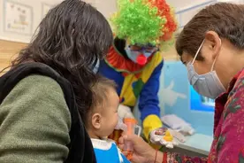 “小丑医生”用幽默疗法温暖患儿图片