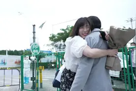 紧紧相拥！因疫情分离234天，中韩夫妻在深圳平湖相聚图片