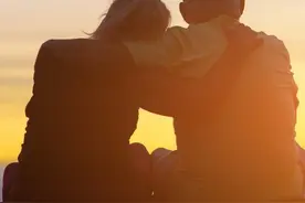 到法定退休年龄了，当月领养老金，还是次月领？怎么领？手把手教你图片