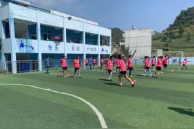广州富力助力贵州大方元宝小学学子放飞“足球梦”图片