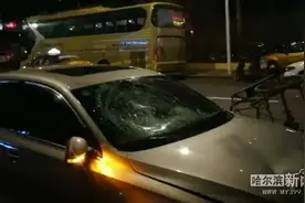 三轮车拉着两辆改装篷车深夜上路，撞上私家车｜一女子受伤图片