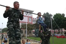 超开心！萌娃“闯”军营啦图片