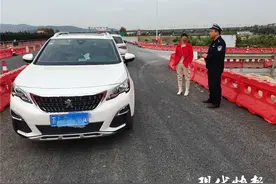 女司机跟导航上高速：其他车都在逆行，我正准备报警图片