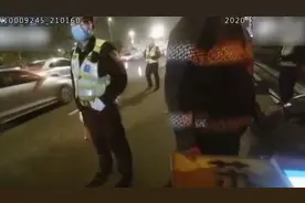 骑手无证驾驶被罚，民警暖心执法帮送外卖