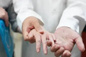为陶勇医生挡下致命一刀的她，做的这个决定真暖图片