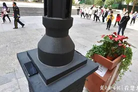 方便快速还不花钱！武汉街头路灯可为手机无线充电，妈妈再也不用担心我手机没电了图片