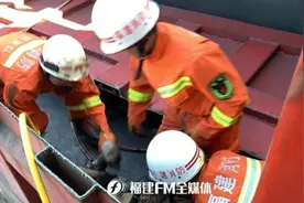 惊险！货车车厢板突然倒下，一切割工人被压图片