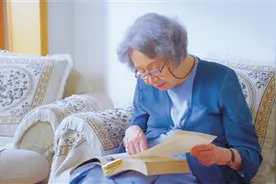 《掬水月在手》：独立苍茫自咏诗图片