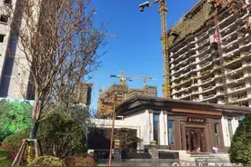 泰安一在建楼盘高层起火图片