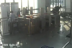 两瓶白酒下肚，男子讲“哥们义气”两次强闯高铁站，还摘扯工作人员和民警口罩！拘留图片