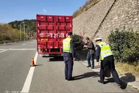 高速公路上反光锥桶还能这么用？民警这番操作让司机竖大拇指图片