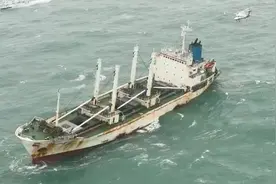 货船进水23名船员被困，东海救助局派直升机“紧急救援”视频封面