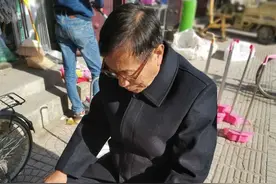 给这位“河粉”点赞！周口老汉张槐自费订《大河报》20载图片