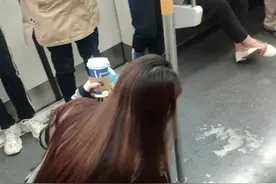 武汉地铁上，这个长发及腰的背影火了……图片