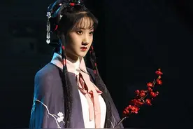 “世界华服大会”在武汉黄鹤楼开启图片