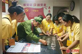 高校学生记者与社区“黑板报总编”共出黑板报 宣传党的十九届五中全会精神图片