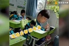 午FUN丨萌翻啦！小学生用笔和橡皮模仿化妆，手法很专业图片