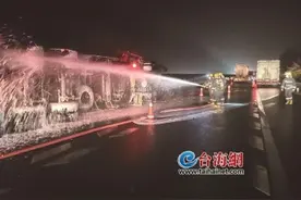 漳州：油罐车高速路侧翻多部门紧急处置图片