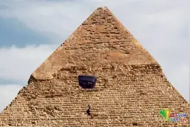 跳伞爱好者埃及上空飞驰而下 上帝视角赏神秘金字塔图片