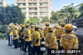 是外卖小哥，也是消防安全宣传员，遇到紧急情况他们不手软图片