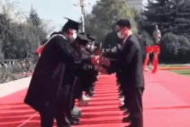 暖！高校补办毕业典礼，为缺席学生留位置贴名字图片