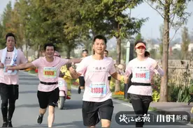 跑过田间村道，穿越流水小桥，很多人参加这个比赛圆了自己的跑马梦图片