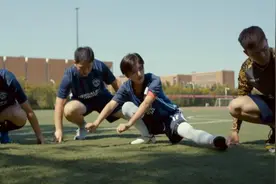 女球员担任男足队长，一个藏族女孩的足球突围图片